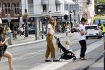 Amsterdam 19 augustus 2020
Jasper Krabbe met zijn  vriendin Annemarieke v Drimmelen en hun baby op straat in Amsterdam zuid