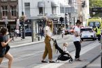 Amsterdam 19 augustus 2020
Jasper Krabbe met zijn  vriendin Annemarieke v Drimmelen en hun baby op straat in Amsterdam zuid