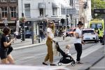 Amsterdam 19 augustus 2020
Jasper Krabbe met zijn  vriendin Annemarieke v Drimmelen en hun baby op straat in Amsterdam zuid