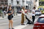 Amsterdam 19 augustus 2020
Jasper Krabbe met zijn  vriendin Annemarieke v Drimmelen en hun baby op straat in Amsterdam zuid