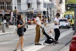 Amsterdam 19 augustus 2020
Jasper Krabbe met zijn  vriendin Annemarieke v Drimmelen en hun baby op straat in Amsterdam zuid