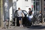 Amsterdam 19 augustus 2020
Julian Vahle met zijn vriendin Chelsey Weimar in hun Biro karretje