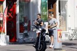 Amsterdam 19 augustus 2020
Julian Vahle met zijn vriendin Chelsey Weimar in hun Biro karretje