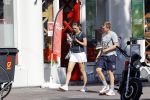 Amsterdam 19 augustus 2020
Julian Vahle met zijn vriendin Chelsey Weimar in hun Biro karretje