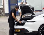 Alkmaar 15 augustus 2020
Marco Borsato arriveert bij zijn nieuwe appartement met kleding die hij bij zijn moeder heeft opgehaald. Hij heeft de afgelopen nacht voor het eerst in zijn nieuwe huis/appartement geslapen