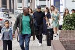 Alkmaar 15 augustus 2020
Marco Borsato arriveert bij zijn nieuwe appartement met kleding die hij bij zijn moeder heeft opgehaald. Hij heeft de afgelopen nacht voor het eerst in zijn nieuwe huis/appartement geslapen