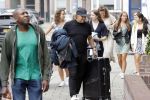 Alkmaar 15 augustus 2020
Marco Borsato arriveert bij zijn nieuwe appartement met kleding die hij bij zijn moeder heeft opgehaald. Hij heeft de afgelopen nacht voor het eerst in zijn nieuwe huis/appartement geslapen