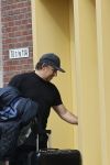 Alkmaar 15 augustus 2020
Marco Borsato arriveert bij zijn nieuwe appartement met kleding die hij bij zijn moeder heeft opgehaald. Hij heeft de afgelopen nacht voor het eerst in zijn nieuwe huis/appartement geslapen