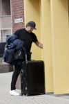 Alkmaar 15 augustus 2020
Marco Borsato arriveert bij zijn nieuwe appartement met kleding die hij bij zijn moeder heeft opgehaald. Hij heeft de afgelopen nacht voor het eerst in zijn nieuwe huis/appartement geslapen