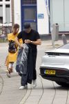 Alkmaar 15 augustus 2020
Marco Borsato arriveert bij zijn nieuwe appartement met kleding die hij bij zijn moeder heeft opgehaald. Hij heeft de afgelopen nacht voor het eerst in zijn nieuwe huis/appartement geslapen
