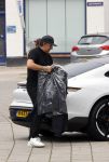 Alkmaar 15 augustus 2020
Marco Borsato arriveert bij zijn nieuwe appartement met kleding die hij bij zijn moeder heeft opgehaald. Hij heeft de afgelopen nacht voor het eerst in zijn nieuwe huis/appartement geslapen