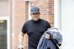 Alkmaar 15 augustus 2020
Marco Borsato arriveert bij zijn nieuwe appartement met kleding die hij bij zijn moeder heeft opgehaald. Hij heeft de afgelopen nacht voor het eerst in zijn nieuwe huis/appartement geslapen