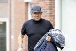 Alkmaar 15 augustus 2020
Marco Borsato arriveert bij zijn nieuwe appartement met kleding die hij bij zijn moeder heeft opgehaald. Hij heeft de afgelopen nacht voor het eerst in zijn nieuwe huis/appartement geslapen