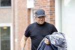 Alkmaar 15 augustus 2020
Marco Borsato arriveert bij zijn nieuwe appartement met kleding die hij bij zijn moeder heeft opgehaald. Hij heeft de afgelopen nacht voor het eerst in zijn nieuwe huis/appartement geslapen
