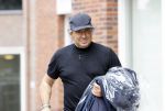 Alkmaar 15 augustus 2020
Marco Borsato arriveert bij zijn nieuwe appartement met kleding die hij bij zijn moeder heeft opgehaald. Hij heeft de afgelopen nacht voor het eerst in zijn nieuwe huis/appartement geslapen
