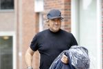 Alkmaar 15 augustus 2020
Marco Borsato arriveert bij zijn nieuwe appartement met kleding die hij bij zijn moeder heeft opgehaald. Hij heeft de afgelopen nacht voor het eerst in zijn nieuwe huis/appartement geslapen