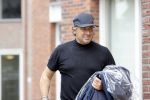 Alkmaar 15 augustus 2020
Marco Borsato arriveert bij zijn nieuwe appartement met kleding die hij bij zijn moeder heeft opgehaald. Hij heeft de afgelopen nacht voor het eerst in zijn nieuwe huis/appartement geslapen