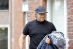 Alkmaar 15 augustus 2020
Marco Borsato arriveert bij zijn nieuwe appartement met kleding die hij bij zijn moeder heeft opgehaald. Hij heeft de afgelopen nacht voor het eerst in zijn nieuwe huis/appartement geslapen