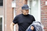 Alkmaar 15 augustus 2020
Marco Borsato arriveert bij zijn nieuwe appartement met kleding die hij bij zijn moeder heeft opgehaald. Hij heeft de afgelopen nacht voor het eerst in zijn nieuwe huis/appartement geslapen