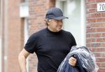 Alkmaar 15 augustus 2020
Marco Borsato arriveert bij zijn nieuwe appartement met kleding die hij bij zijn moeder heeft opgehaald. Hij heeft de afgelopen nacht voor het eerst in zijn nieuwe huis/appartement geslapen
