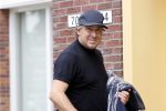 Alkmaar 15 augustus 2020
Marco Borsato arriveert bij zijn nieuwe appartement met kleding die hij bij zijn moeder heeft opgehaald. Hij heeft de afgelopen nacht voor het eerst in zijn nieuwe huis/appartement geslapen