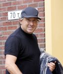 Alkmaar 15 augustus 2020
Marco Borsato arriveert bij zijn nieuwe appartement met kleding die hij bij zijn moeder heeft opgehaald. Hij heeft de afgelopen nacht voor het eerst in zijn nieuwe huis/appartement geslapen