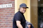 Alkmaar 15 augustus 2020
Marco Borsato arriveert bij zijn nieuwe appartement met kleding die hij bij zijn moeder heeft opgehaald. Hij heeft de afgelopen nacht voor het eerst in zijn nieuwe huis/appartement geslapen