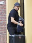 Alkmaar 15 augustus 2020
Marco Borsato arriveert bij zijn nieuwe appartement met kleding die hij bij zijn moeder heeft opgehaald. Hij heeft de afgelopen nacht voor het eerst in zijn nieuwe huis/appartement geslapen