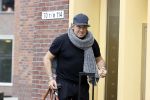 Alkmaar 15 augustus 2020
Marco Borsato arriveert bij zijn nieuwe appartement met kleding die hij bij zijn moeder heeft opgehaald. Hij heeft de afgelopen nacht voor het eerst in zijn nieuwe huis/appartement geslapen