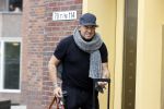 Alkmaar 15 augustus 2020
Marco Borsato arriveert bij zijn nieuwe appartement met kleding die hij bij zijn moeder heeft opgehaald. Hij heeft de afgelopen nacht voor het eerst in zijn nieuwe huis/appartement geslapen