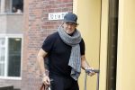 Alkmaar 15 augustus 2020
Marco Borsato arriveert bij zijn nieuwe appartement met kleding die hij bij zijn moeder heeft opgehaald. Hij heeft de afgelopen nacht voor het eerst in zijn nieuwe huis/appartement geslapen