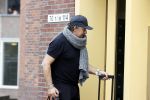 Alkmaar 15 augustus 2020
Marco Borsato arriveert bij zijn nieuwe appartement met kleding die hij bij zijn moeder heeft opgehaald. Hij heeft de afgelopen nacht voor het eerst in zijn nieuwe huis/appartement geslapen