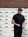 Alkmaar 15 augustus 2020
Marco Borsato arriveert bij zijn nieuwe appartement met kleding die hij bij zijn moeder heeft opgehaald. Hij heeft de afgelopen nacht voor het eerst in zijn nieuwe huis/appartement geslapen