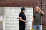 Alkmaar 15 augustus 2020
Marco Borsato arriveert bij zijn nieuwe appartement met kleding die hij bij zijn moeder heeft opgehaald. Hij heeft de afgelopen nacht voor het eerst in zijn nieuwe huis/appartement geslapen