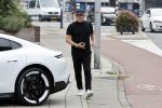 Alkmaar 15 augustus 2020
Marco Borsato arriveert bij zijn nieuwe appartement met kleding die hij bij zijn moeder heeft opgehaald. Hij heeft de afgelopen nacht voor het eerst in zijn nieuwe huis/appartement geslapen