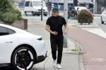 Alkmaar 15 augustus 2020
Marco Borsato arriveert bij zijn nieuwe appartement met kleding die hij bij zijn moeder heeft opgehaald. Hij heeft de afgelopen nacht voor het eerst in zijn nieuwe huis/appartement geslapen