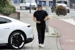 Alkmaar 15 augustus 2020
Marco Borsato arriveert bij zijn nieuwe appartement met kleding die hij bij zijn moeder heeft opgehaald. Hij heeft de afgelopen nacht voor het eerst in zijn nieuwe huis/appartement geslapen
