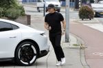 Alkmaar 15 augustus 2020
Marco Borsato arriveert bij zijn nieuwe appartement met kleding die hij bij zijn moeder heeft opgehaald. Hij heeft de afgelopen nacht voor het eerst in zijn nieuwe huis/appartement geslapen