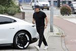 Alkmaar 15 augustus 2020
Marco Borsato arriveert bij zijn nieuwe appartement met kleding die hij bij zijn moeder heeft opgehaald. Hij heeft de afgelopen nacht voor het eerst in zijn nieuwe huis/appartement geslapen