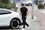 Alkmaar 15 augustus 2020
Marco Borsato arriveert bij zijn nieuwe appartement met kleding die hij bij zijn moeder heeft opgehaald. Hij heeft de afgelopen nacht voor het eerst in zijn nieuwe huis/appartement geslapen