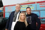 Capelle aan de Ijssel 30 oktober 2018
Michael v d Plas , zijn vriendin Naomi Dijkstra  en Manager Jake Hampel shoppen bij de monster voordeel winkel  voor ieder kind verdient de sint .