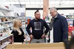 Capelle aan de Ijssel 30 oktober 2018
Michael v d Plas , zijn vriendin Naomi Dijkstra  en Manager Jake Hampel shoppen bij de monster voordeel winkel  voor ieder kind verdient de sint .
