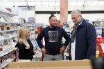 Capelle aan de Ijssel 30 oktober 2018
Michael v d Plas , zijn vriendin Naomi Dijkstra  en Manager Jake Hampel shoppen bij de monster voordeel winkel  voor ieder kind verdient de sint .