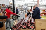 Capelle aan de Ijssel 30 oktober 2018
Michael v d Plas , zijn vriendin Naomi Dijkstra  en Manager Jake Hampel shoppen bij de monster voordeel winkel  voor ieder kind verdient de sint .