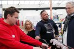 Capelle aan de Ijssel 30 oktober 2018
Michael v d Plas , zijn vriendin Naomi Dijkstra  en Manager Jake Hampel shoppen bij de monster voordeel winkel  voor ieder kind verdient de sint .