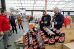 Capelle aan de Ijssel 30 oktober 2018
Michael v d Plas , zijn vriendin Naomi Dijkstra  en Manager Jake Hampel shoppen bij de monster voordeel winkel  voor ieder kind verdient de sint .