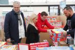 Capelle aan de Ijssel 30 oktober 2018
Michael v d Plas , zijn vriendin Naomi Dijkstra  en Manager Jake Hampel shoppen bij de monster voordeel winkel  voor ieder kind verdient de sint .