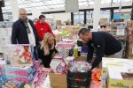 Capelle aan de Ijssel 30 oktober 2018
Michael v d Plas , zijn vriendin Naomi Dijkstra  en Manager Jake Hampel shoppen bij de monster voordeel winkel  voor ieder kind verdient de sint .