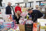 Capelle aan de Ijssel 30 oktober 2018
Michael v d Plas , zijn vriendin Naomi Dijkstra  en Manager Jake Hampel shoppen bij de monster voordeel winkel  voor ieder kind verdient de sint .
