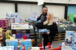 Capelle aan de Ijssel 30 oktober 2018
Michael v d Plas , zijn vriendin Naomi Dijkstra  en Manager Jake Hampel shoppen bij de monster voordeel winkel  voor ieder kind verdient de sint .